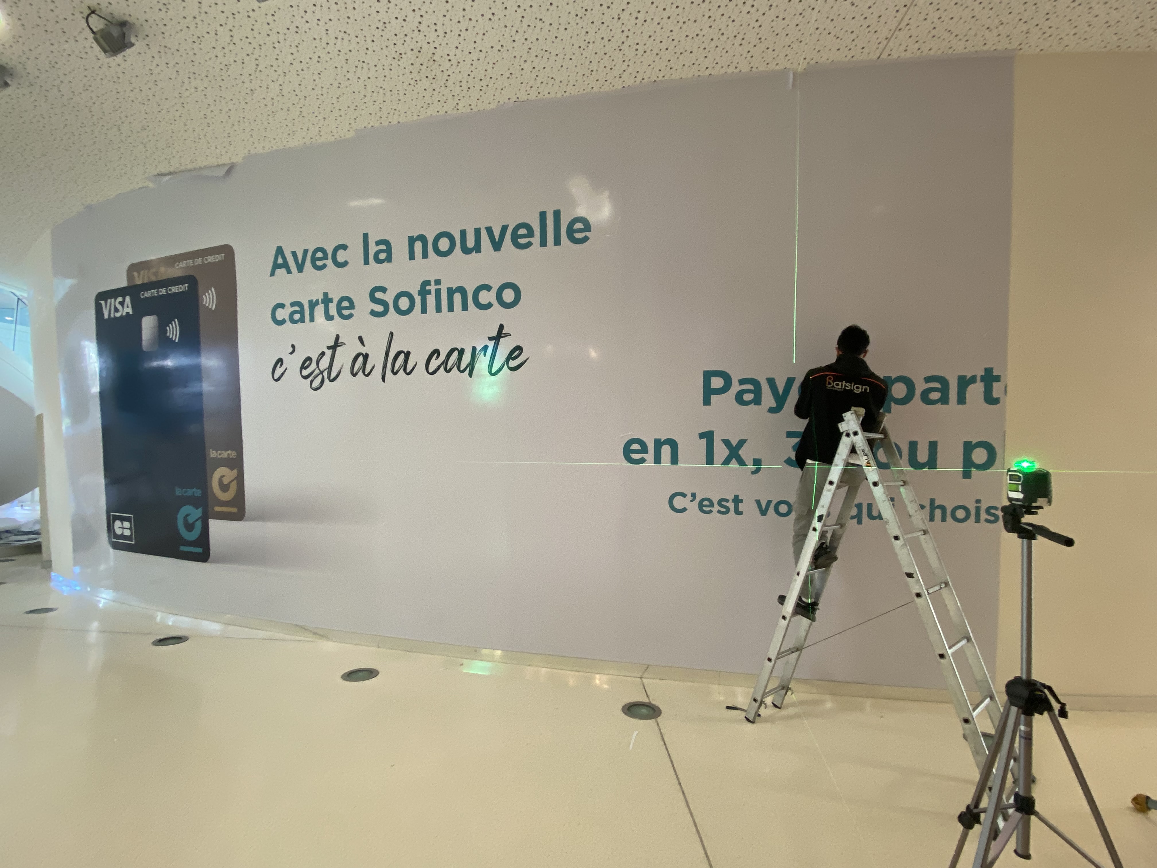 Pose d’une publicité sur mur arrondi