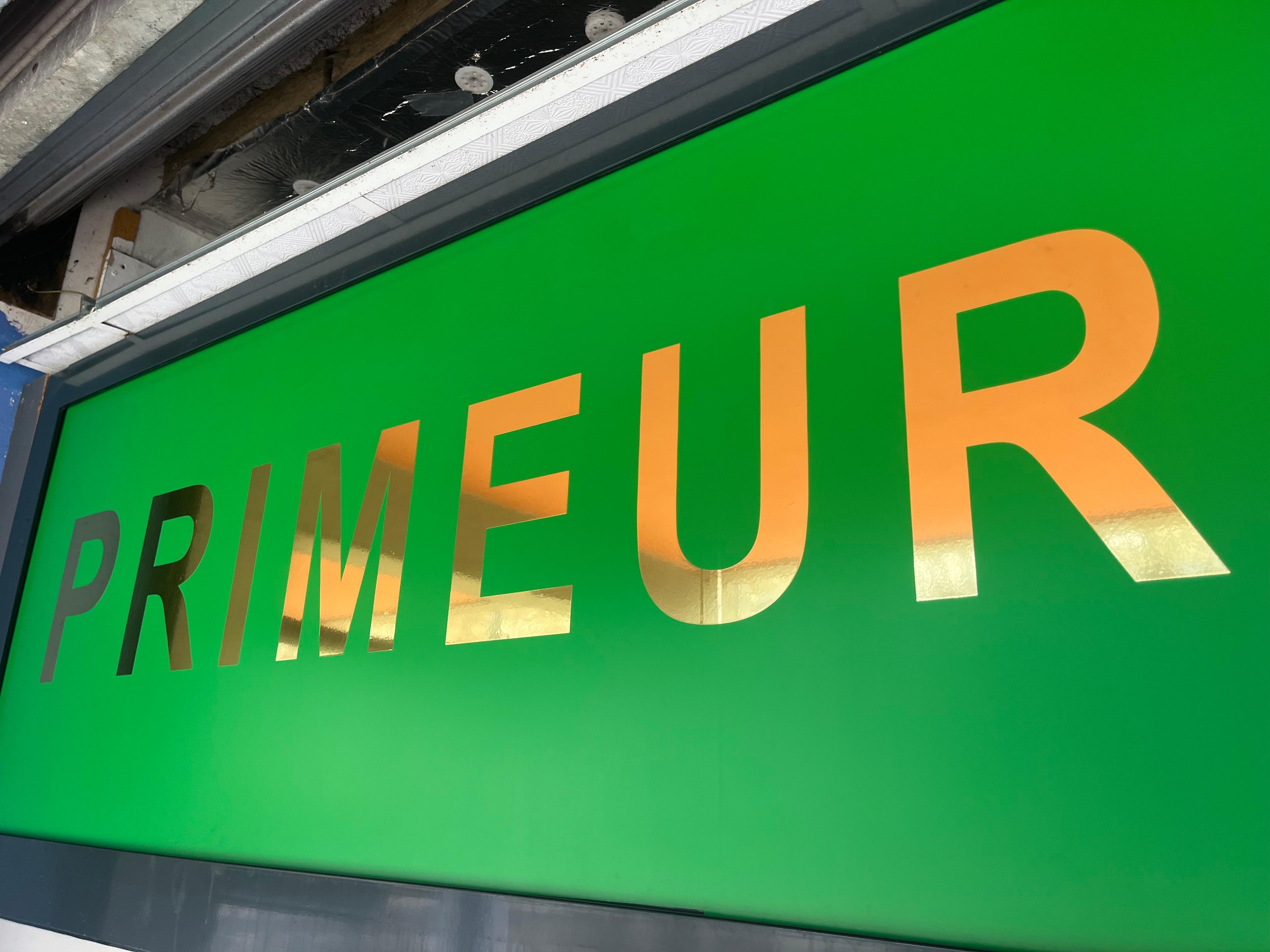 Enseigne en lettres or