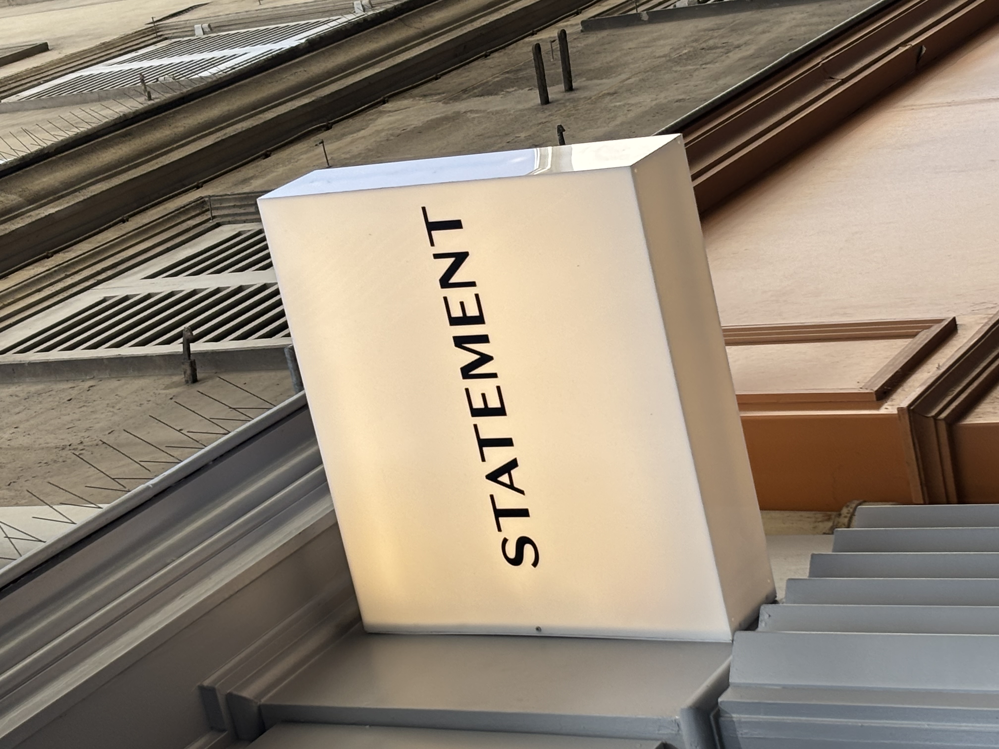 Enseigne caisson en plexi blanc