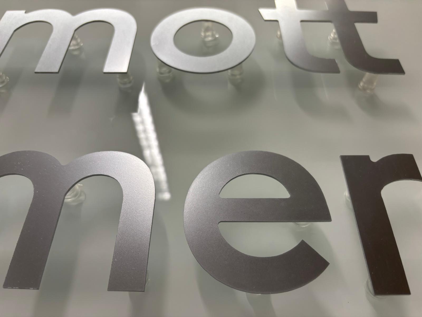 lettrage aluminium pour signalétique posée sur verre