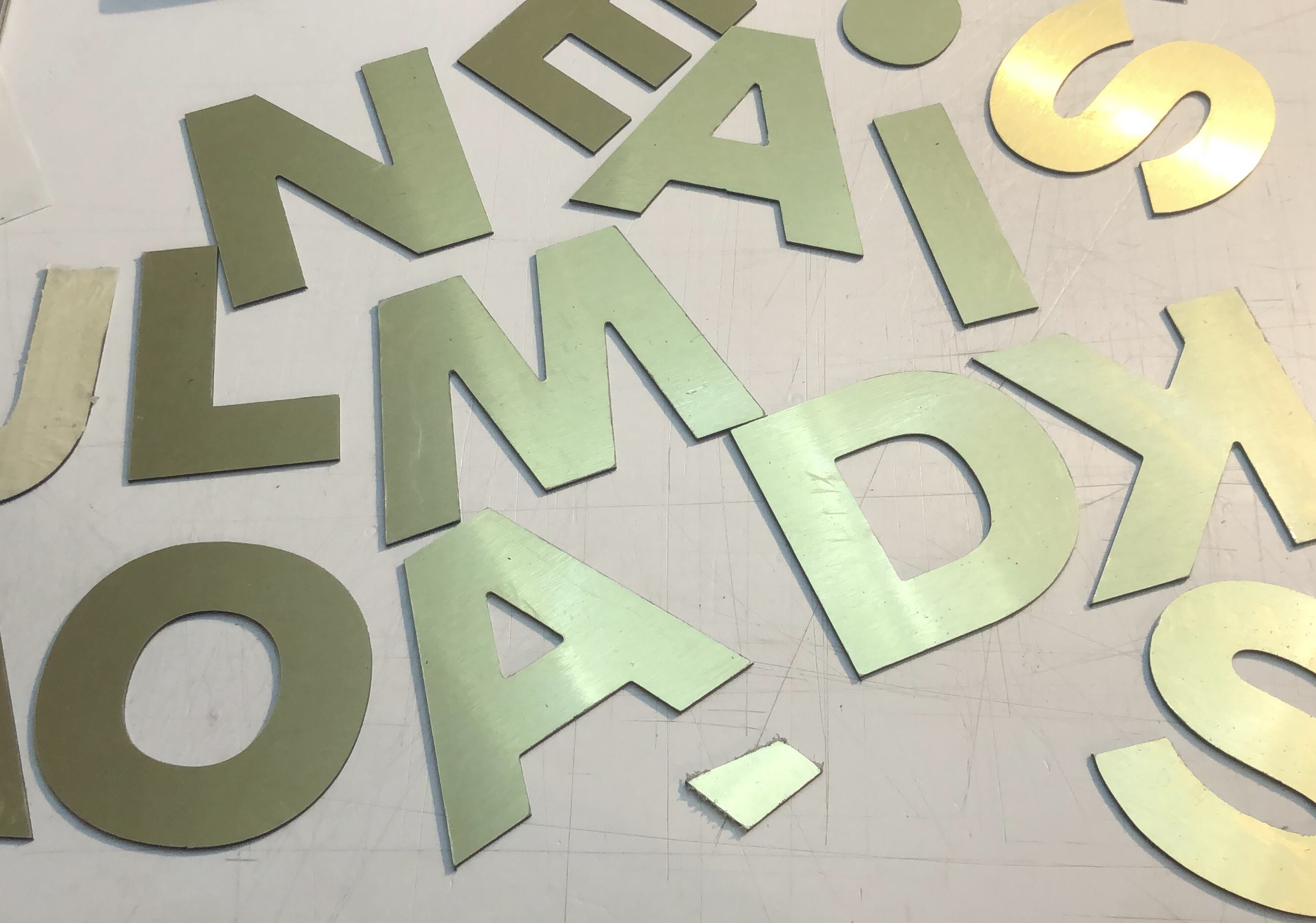 Lettres en Dibond aluminium or brossé
