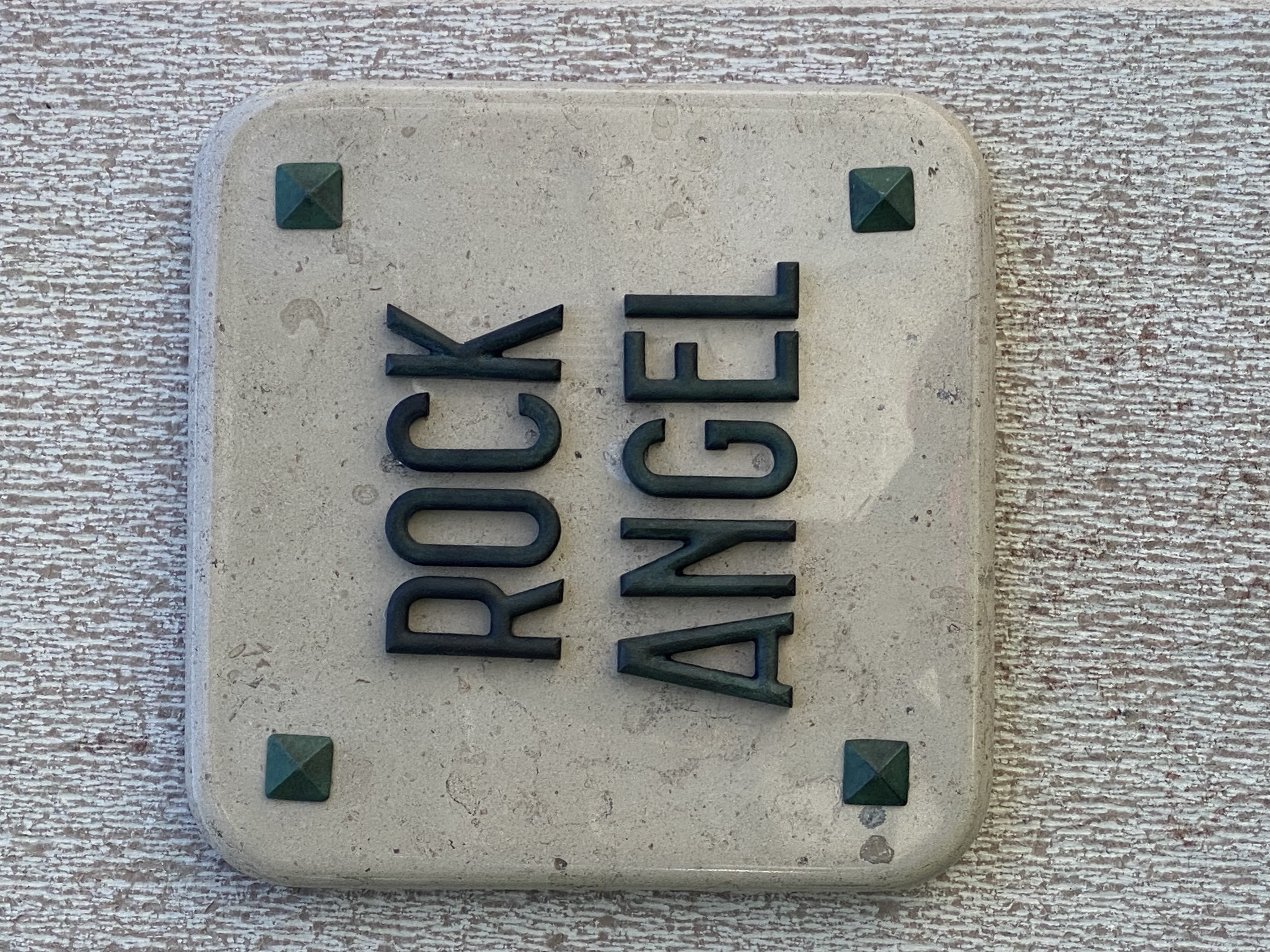 Plaque signalétique avec lettres en bronze