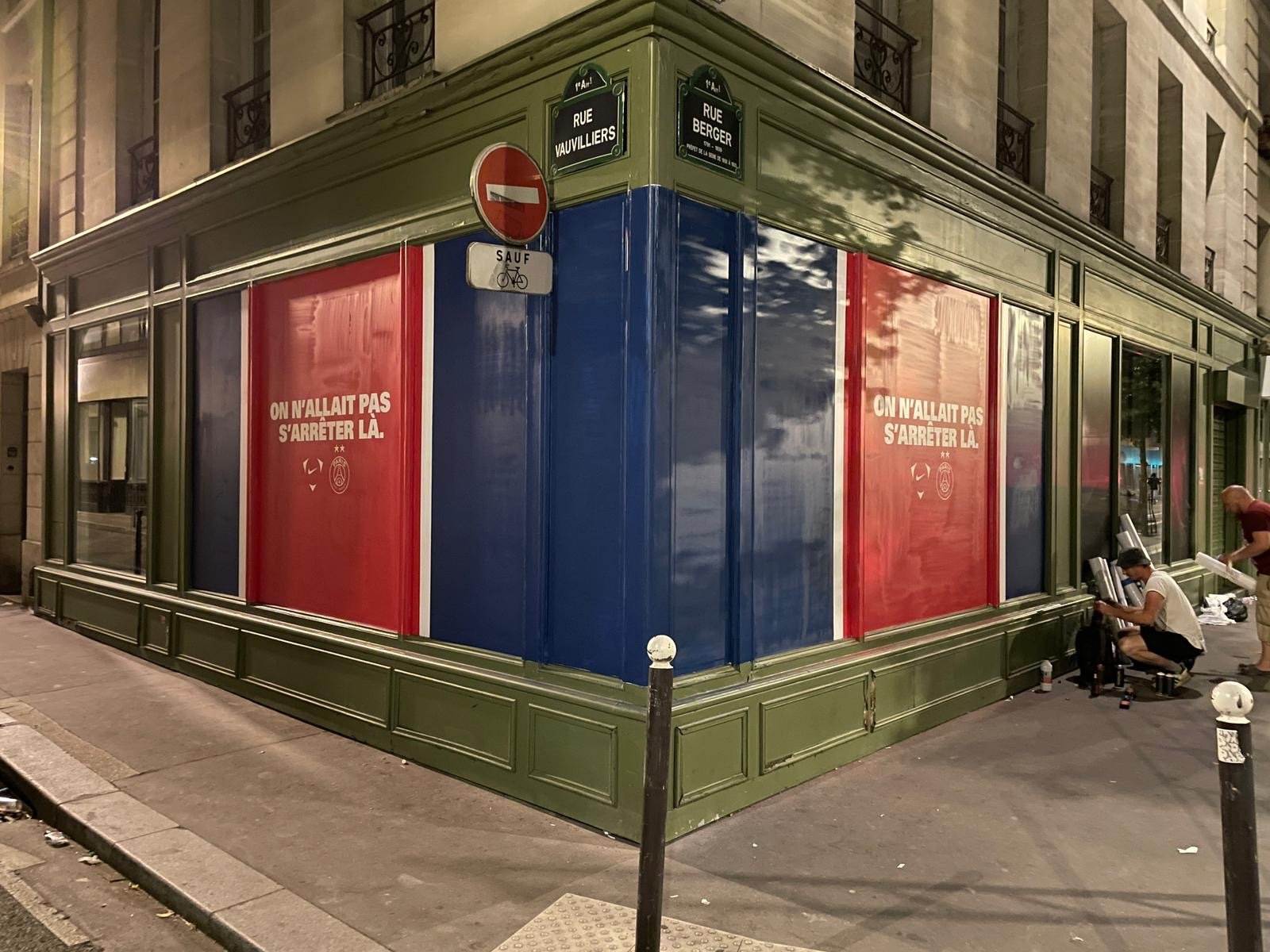 Habillage façade d’une boutique en couleurs de PSG
