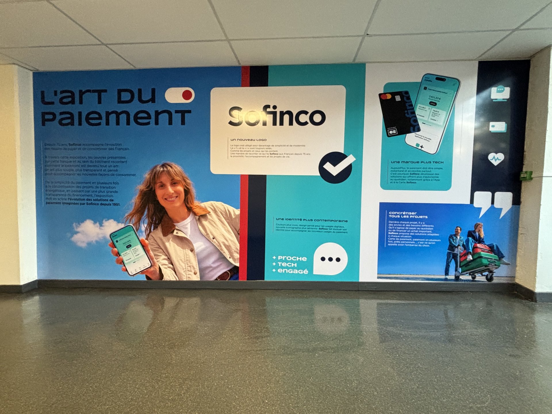 Habillage d’un mur avec panneaux et pose d’une publicité.